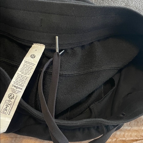 Lululemon Scuba High-Rise Short 5" Black size 8 - Picture 2 of 4